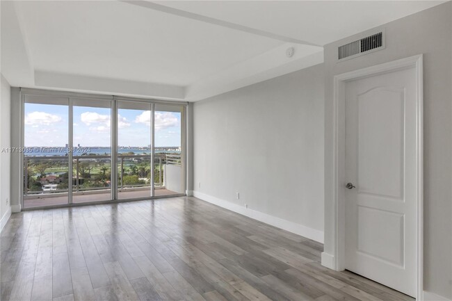 5600 Collins Ave, Unit 17 in Miami, FL - Building Photo - Building Photo