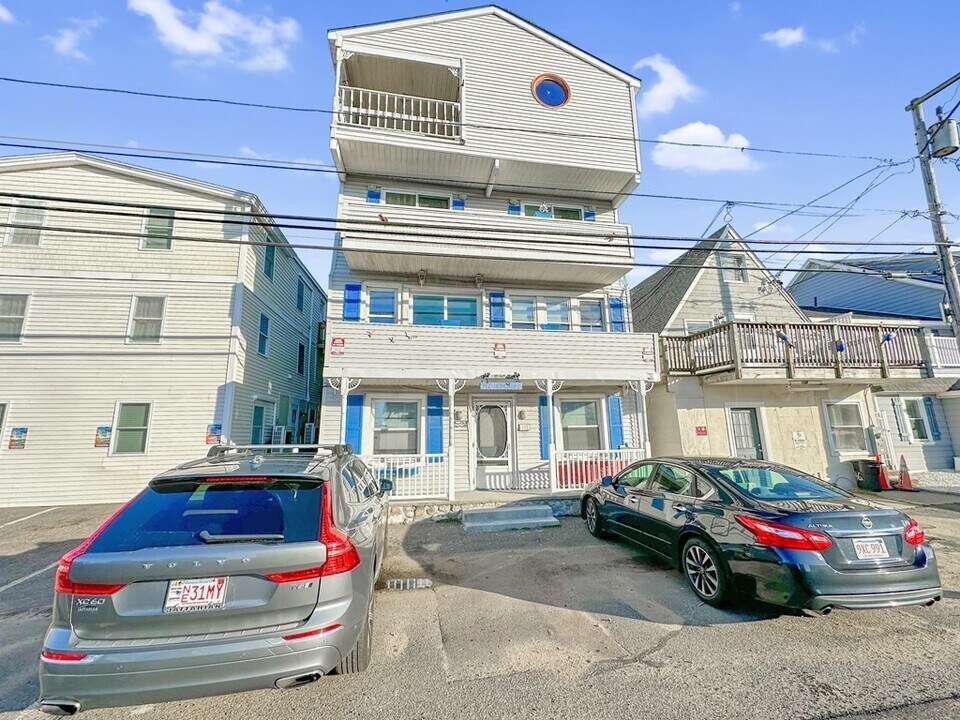 250 North End Blvd-Unit -1 in Salisbury, MA - Building Photo