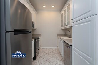 8310 Regents Rd in San Diego, CA - Building Photo - Building Photo