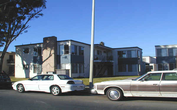 221 Cuesta Del Mar Dr in Oxnard, CA - Foto de edificio - Building Photo