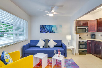 412 NE 4th Ave, Unit 4 in Hallandale Beach, FL - Building Photo - Building Photo