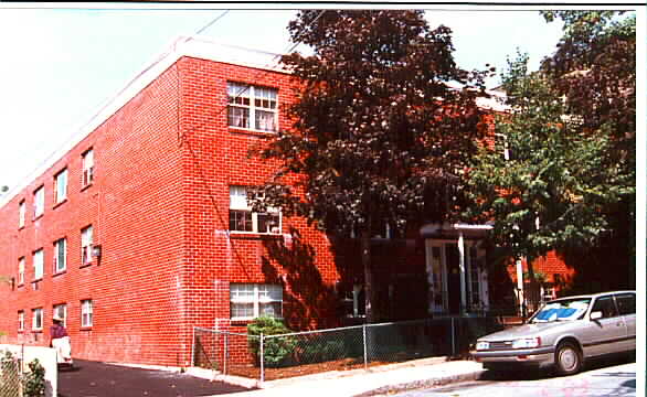 22 Laurel St in Somerville, MA - Building Photo