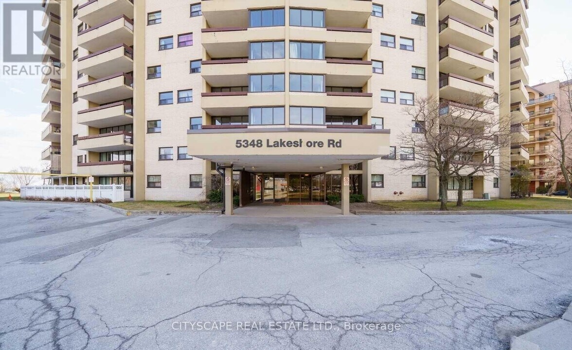 5348 Lakeshore Rd. in Burlington, ON - Building Photo