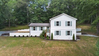 1829 E Haley's Creek Rd in Centerville, TN - Building Photo