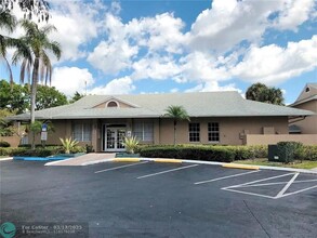 2001 NW 96th Terrace in Pembroke Pines, FL - Building Photo - Building Photo