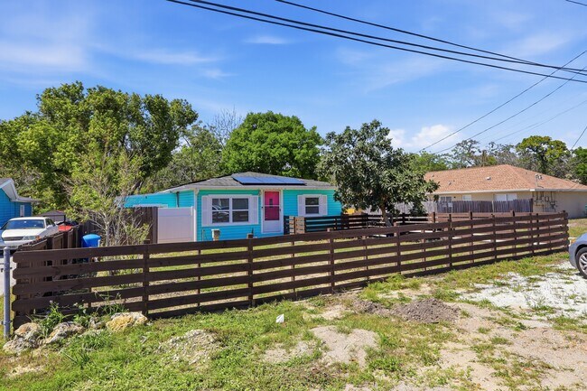 587 Dixie Hwy, Unit Main House in Tarpon Springs, FL - Building Photo - Building Photo