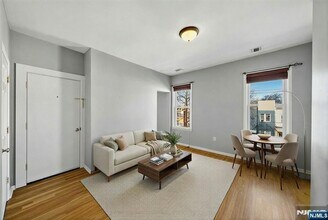 364 New York Ave, Unit 3 in Jersey City, NJ - Building Photo - Building Photo