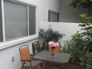 18555 Collins St in Los Angeles, CA - Foto de edificio - Building Photo