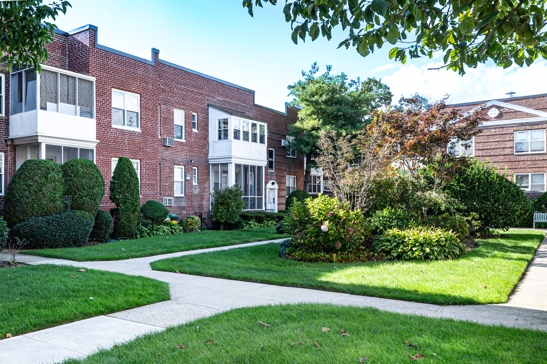 Lawrence Woods in Lawrence, NY - Building Photo