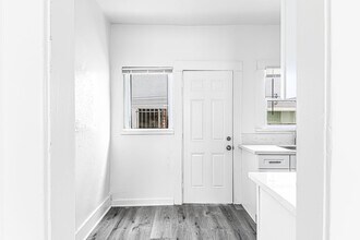 1045 E 4th St in Long Beach, CA - Foto de edificio - Building Photo