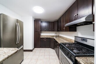 392 College Dr in Edison, NJ - Building Photo - Building Photo