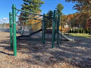 136 Mammoth Rd in Hooksett, NH - Building Photo - Building Photo