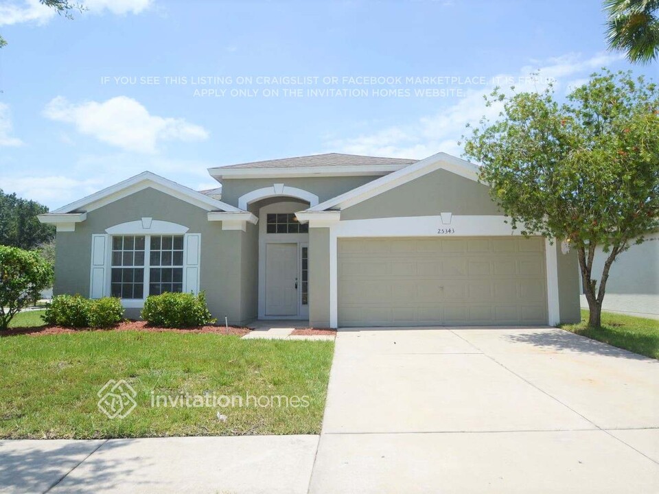 25343 Lexington Oaks Blvd in Zephyrhills, FL - Foto de edificio