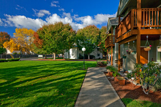 Suzann Plaza Apartments in Beaverton, OR - Building Photo - Building Photo