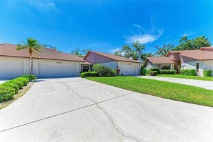 3946 Wilshire Cir E in Sarasota, FL - Building Photo
