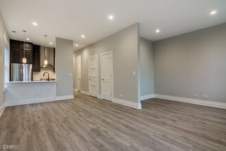2318 W Thomas St in Chicago, IL - Building Photo - Building Photo