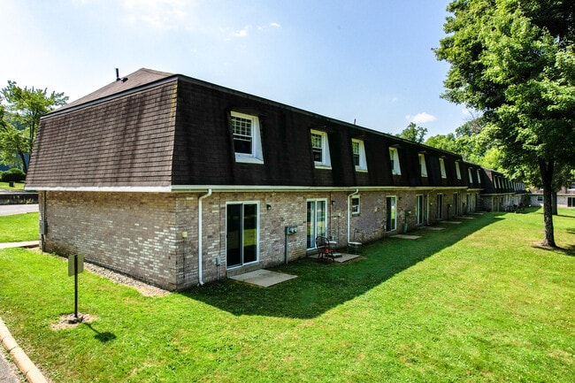 Cooper Street Apartments in Slippery Rock, PA - Foto de edificio - Building Photo