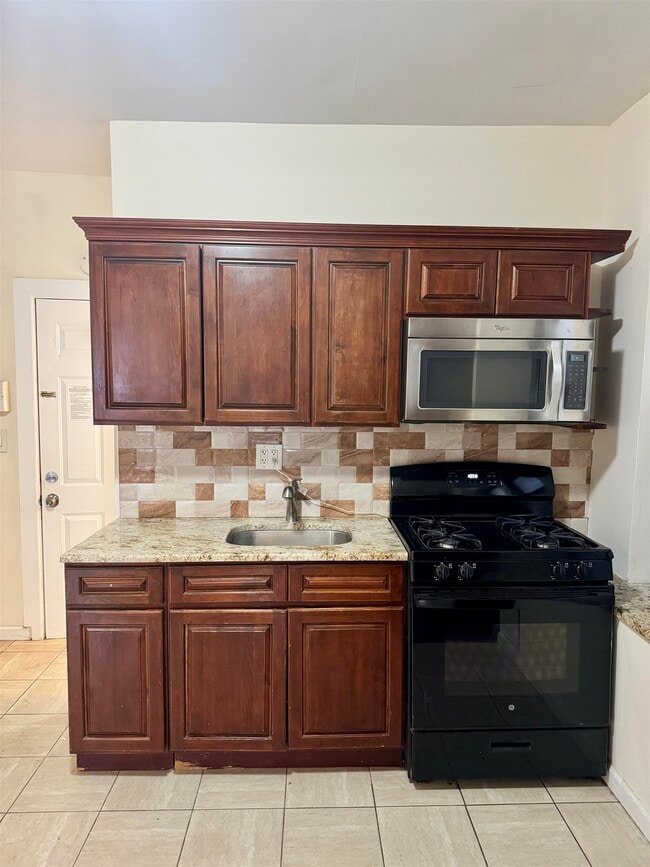 250 Avenue B in Bayonne, NJ - Building Photo - Building Photo