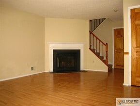110 Albury Way in North Brunswick, NJ - Building Photo - Building Photo