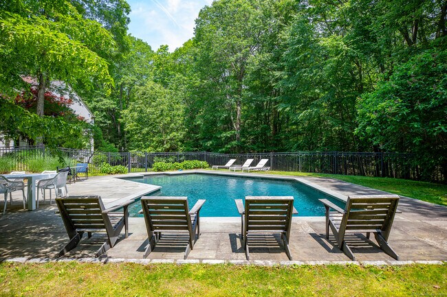 33 Sentry Hill Rd in Roxbury, CT - Building Photo - Building Photo