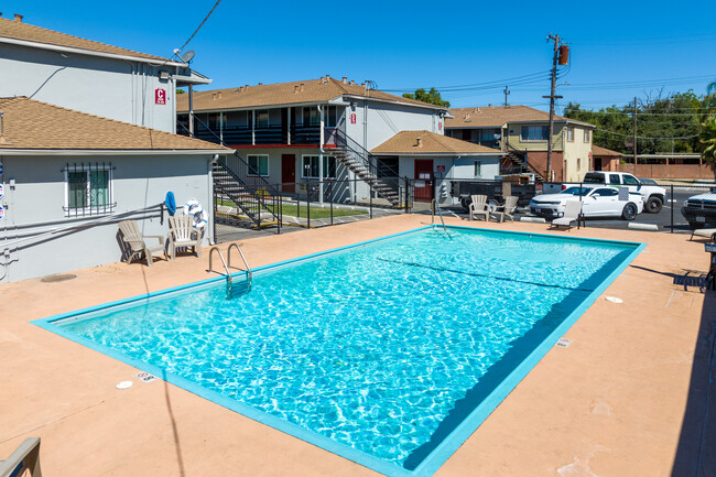 Country Club Apartments in Sacramento, CA - Building Photo - Building Photo