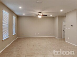 4327 Spirit Star Dr in Converse, TX - Foto de edificio - Building Photo