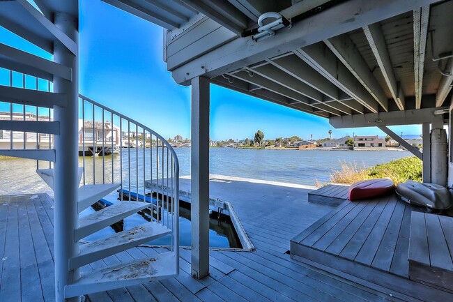 686 Port Dr, Unit 1 in San Mateo, CA - Foto de edificio - Building Photo