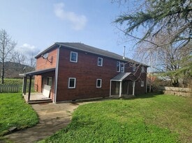 52686 Reedsford Rd in Myrtle Point, OR - Building Photo