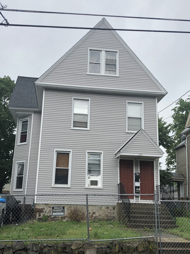 233 Willow St in Waterbury, CT - Building Photo - Building Photo