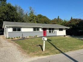 603 N Denton Ave in Justin, TX - Building Photo