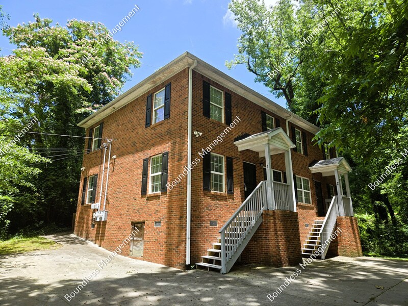 1687 Thoms Dr NW in Atlanta, GA - Foto de edificio