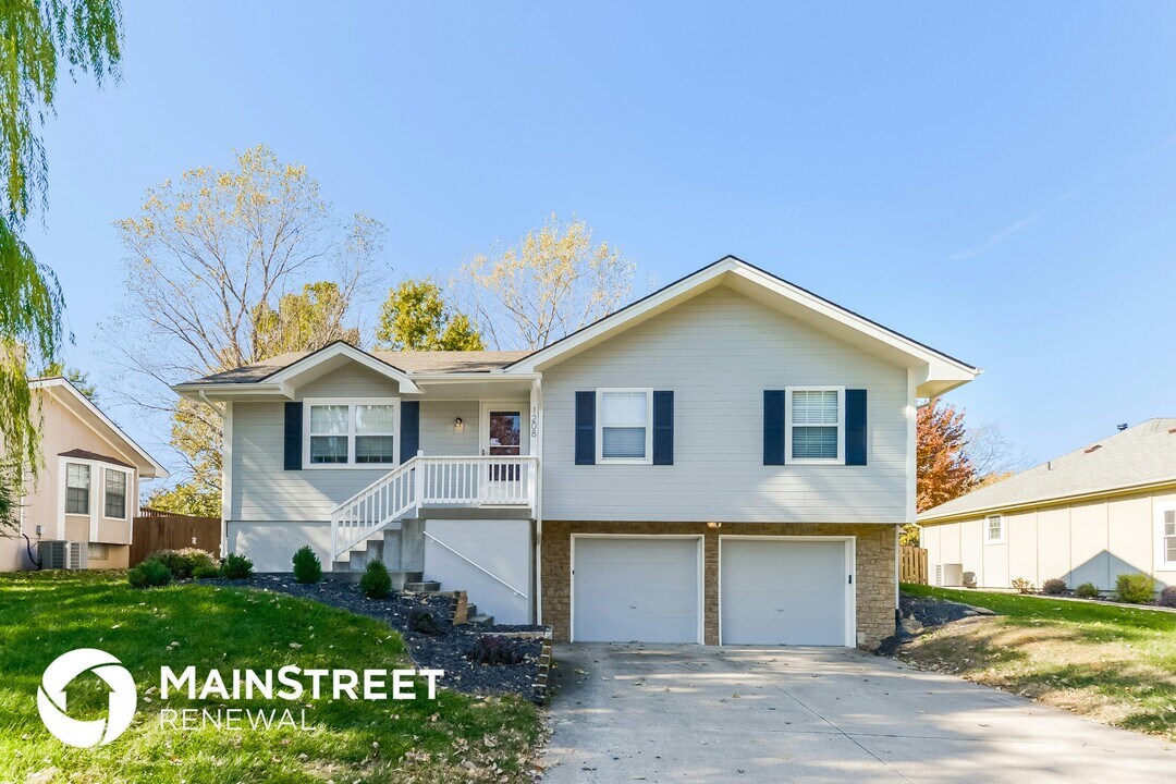 1208 NE Country Ln in Lee's Summit, MO - Building Photo