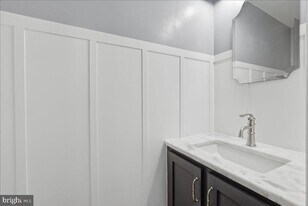 1490 Autumn Ridge Cir in Reston, VA - Building Photo