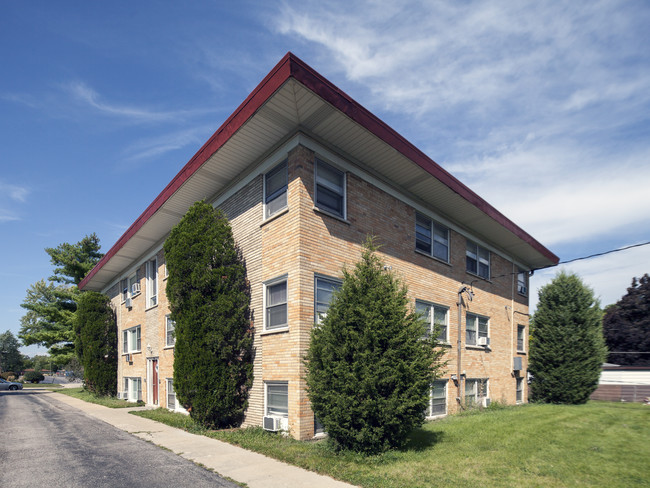 339 E Fullerton Ave in Addison, IL - Foto de edificio - Building Photo