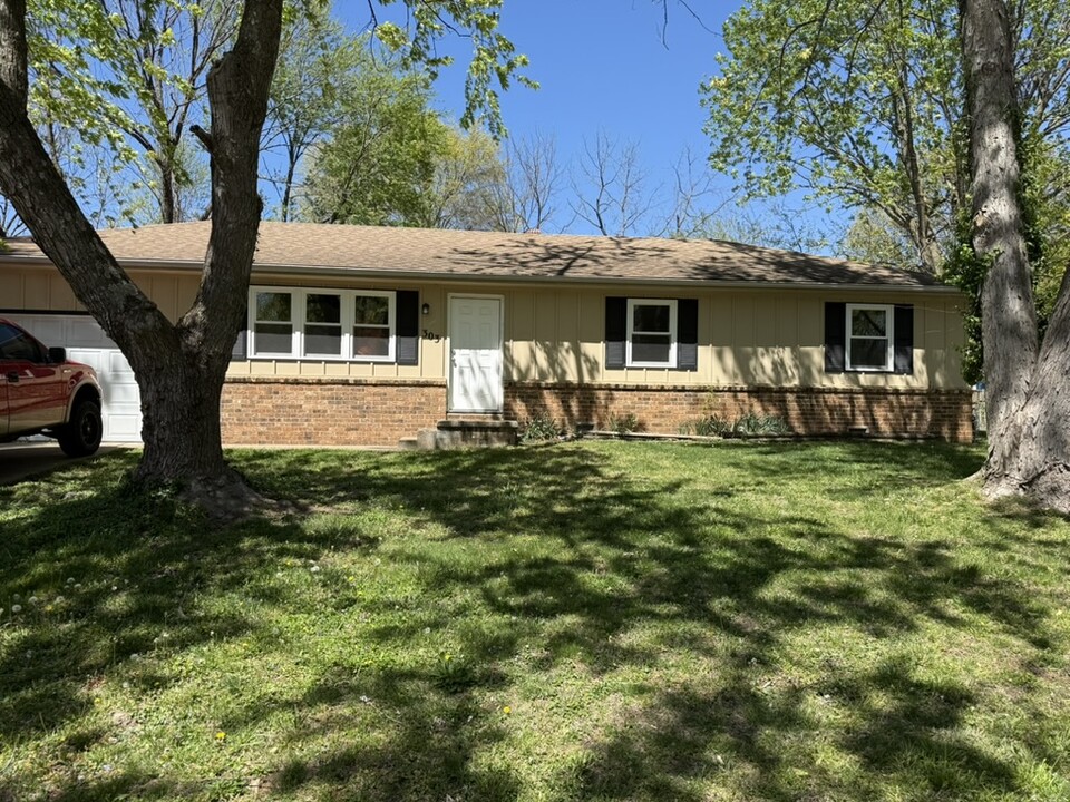303 Aspen Dr in Nixa, MO - Foto de edificio