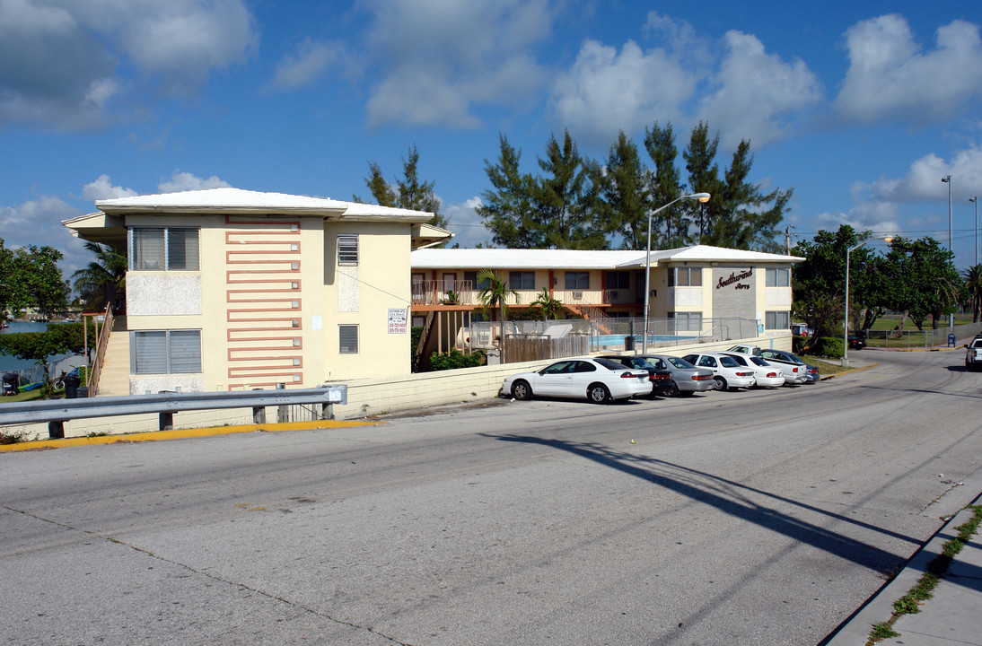 Southwind Apartments in Miami Beach, FL - Building Photo