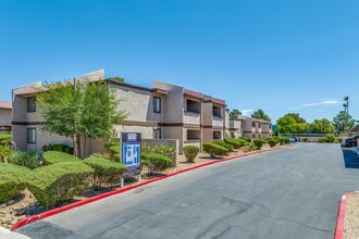 Tamarus Villas in Las Vegas, NV - Foto de edificio - Building Photo