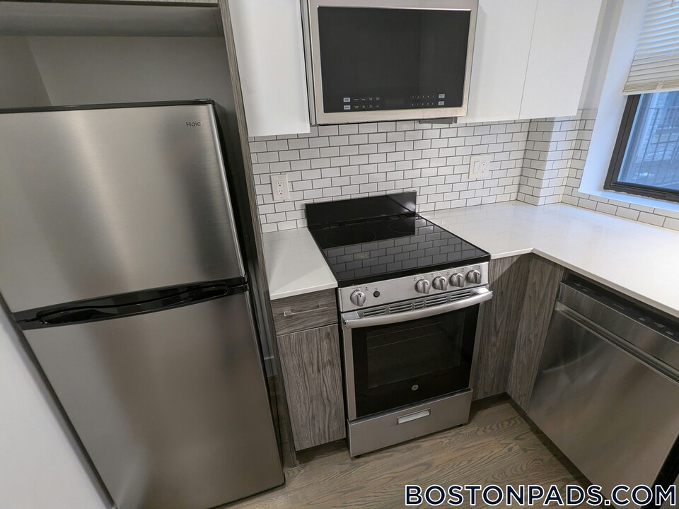 11 Peterborough St in Boston, MA - Building Photo