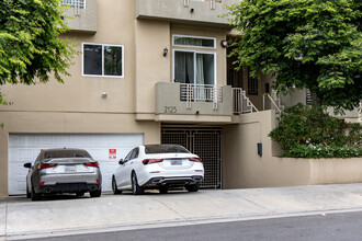 Bentley Crest in Los Angeles, CA - Building Photo - Building Photo