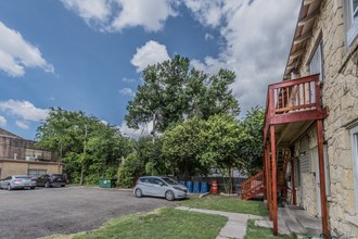 1702 W Mistletoe Ave in San Antonio, TX - Foto de edificio - Building Photo