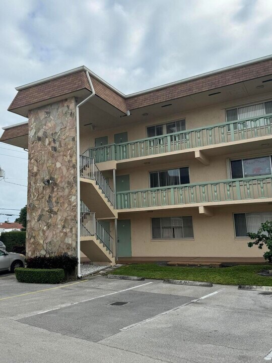 700 Village Green Ct in Palm Springs, FL - Building Photo