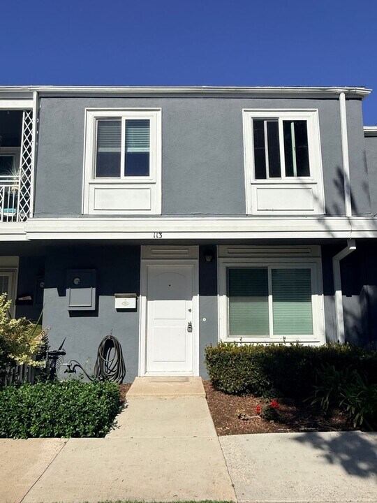 113 Morristown Ln in Costa Mesa, CA - Building Photo