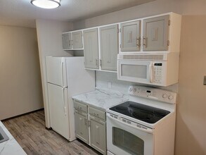 3917 Heritage Hills Dr, Unit 102 in Bloomington, MN - Building Photo - Building Photo