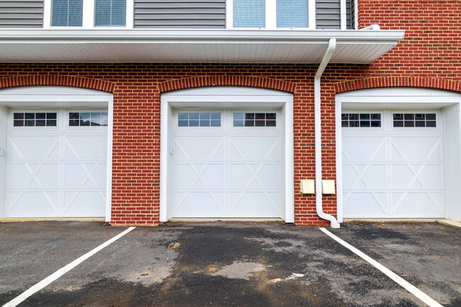 13950 Englefield Dr, Unit 204 in Dale City, VA - Building Photo - Building Photo