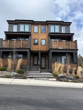 61583 SW Riverwalk Ln in Bend, OR - Building Photo - Building Photo