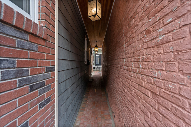 2 Walsh Pl, Unit 2 in Boston, MA - Foto de edificio - Building Photo