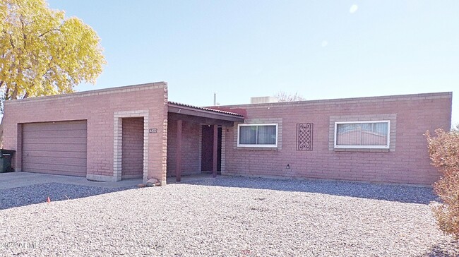 property at 4802 Paseo Las Palmas