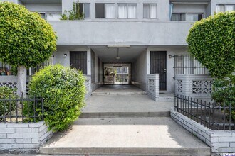 1800 N Harvard Blvd-Unit -21 in Los Angeles, CA - Building Photo - Building Photo