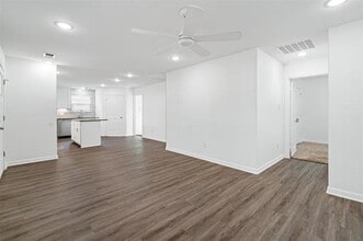 516 W Collins St in Denison, TX - Building Photo - Building Photo