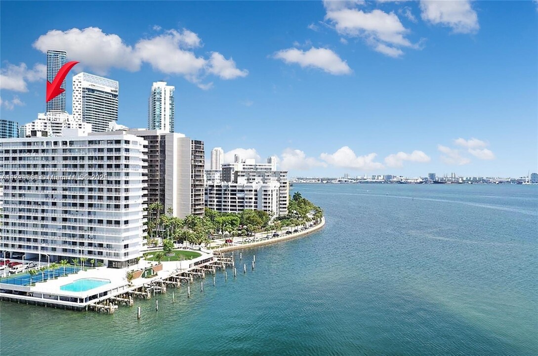200 SE 15th Rd in Miami, FL - Building Photo